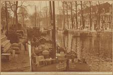 24911 Gezicht op de Stadsbuitengracht te Utrecht met op de voorgrond het lossen van een schip aan de loswal van de ...